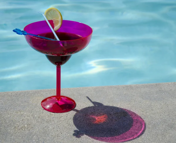 Напої біля басейну — стокове фото