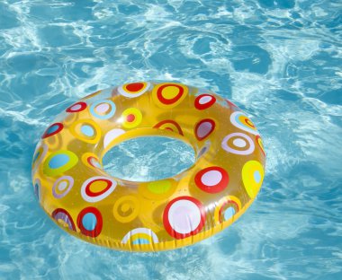 bir havuzda yüzme daire