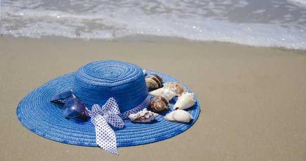 在沙滩上的帽子 — 图库照片
