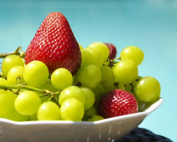 Beeren am Swimmingpool — Stockfoto