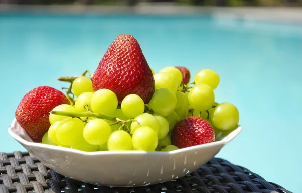 Beeren am Swimmingpool — Stockfoto