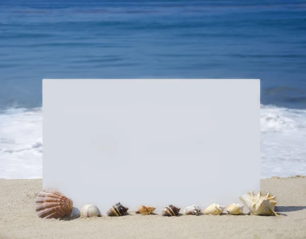 Wit bord op zandstrand — Stockfoto