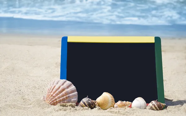 Lavagna nera sulla spiaggia di sabbia — Foto Stock