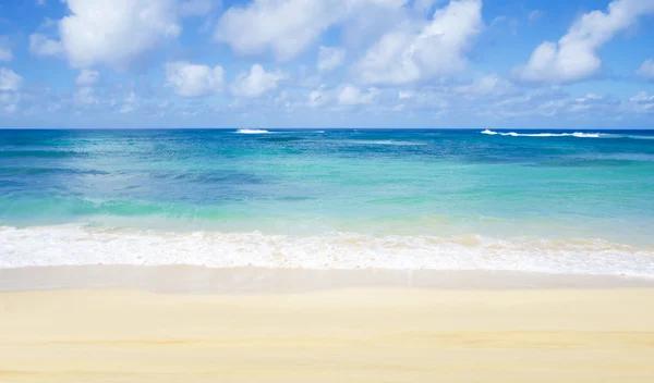 Gentle waves on the sandy beach in Hawaii — Stock Photo, Image