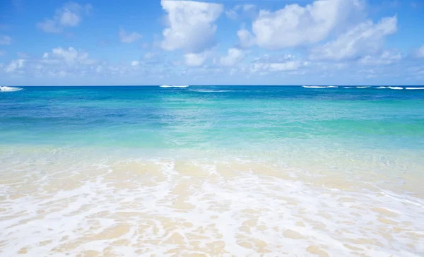 Mjuka vågor på sandstrand i hawaii — Stockfoto