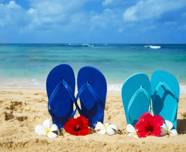 Chanclas en la playa de arena —  Fotos de Stock