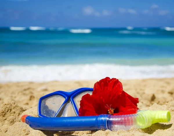 Snorkel and mask on sandy beach — Stock Photo, Image