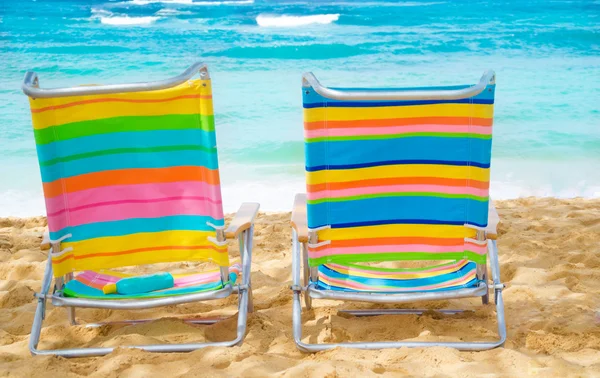 Beach chairs by the ocean — Stock Photo, Image