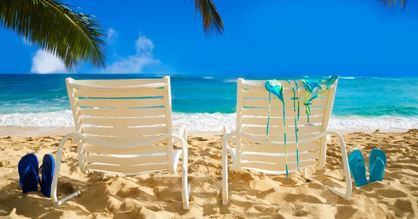 Sedie da spiaggia con infradito in riva al mare — Foto Stock