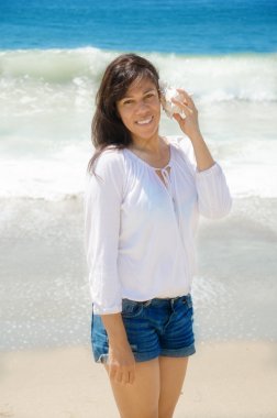 güzel bir kadınla seashell Beach