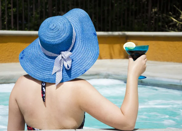 Chica en sombrero de verano en jacuzzi (bañera de hidromasaje ) — Foto de Stock