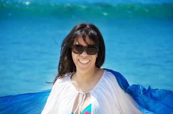 Krásná žena s mušli na pláži — Stock fotografie