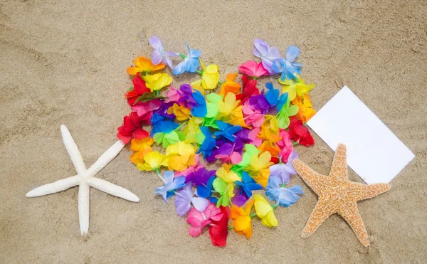Kształt serca, rozgwiazdy i papieru na plaży — Zdjęcie stockowe