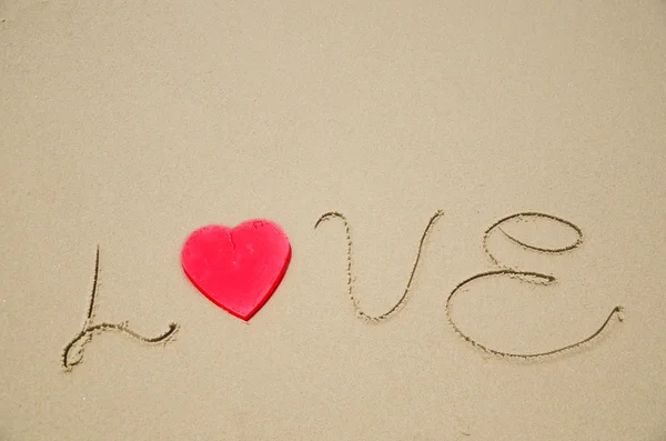 签署"爱"在沙滩上 — 图库照片