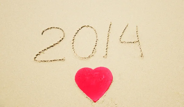 Antal 2014 och hjärta form på stranden — Stockfoto