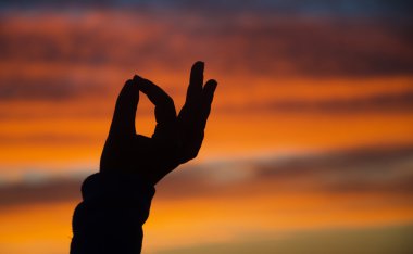 mudra günbatımı üzerinde elinde silüeti