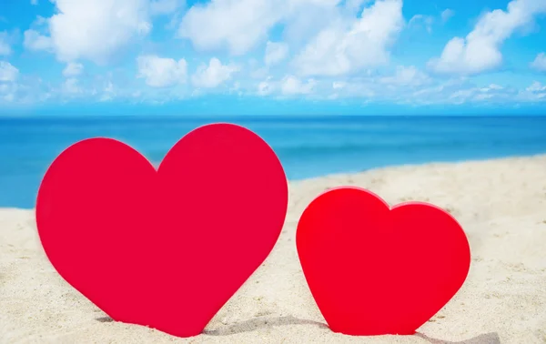 Dwa serca kształt na plaży — Zdjęcie stockowe