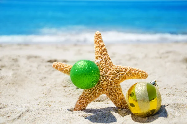 Starfish met Kerstmis bal - concept vakantie — Stockfoto