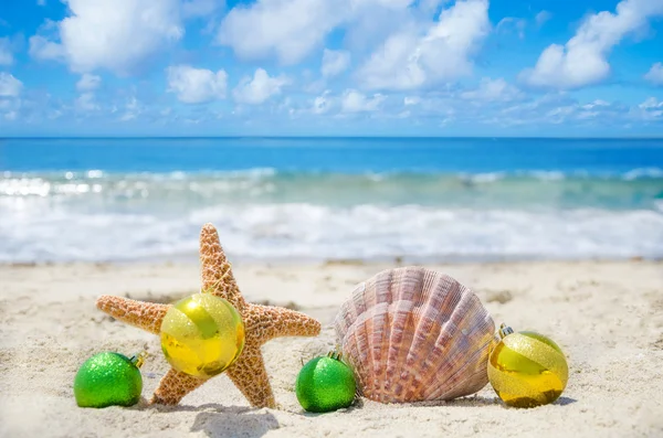 Starfish e concha com bolas de Natal - conceito de férias — Fotografia de Stock
