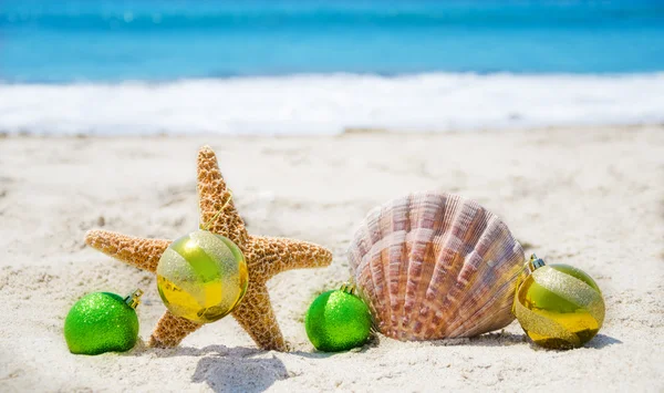 Deniz yıldızı ve seashell Noel topları - tatil kavramı ile — Stok fotoğraf