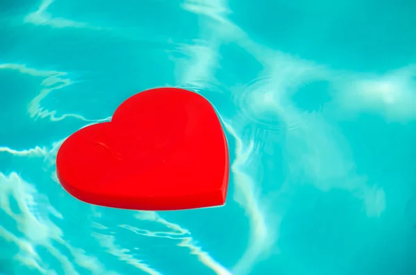 A forma di cuore in una piscina — Foto Stock