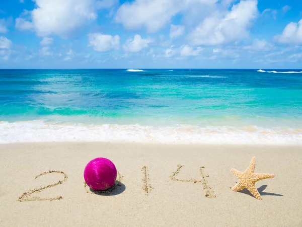 Numero 2014 sulla sabbia - concetto di vacanza — Foto Stock