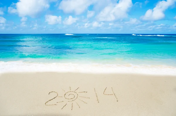 Número 2014 na areia - conceito de férias — Fotografia de Stock