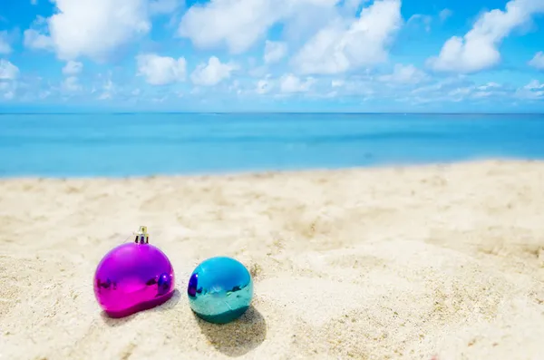 Duas bolas de Natal na praia - conceito de férias — Fotografia de Stock