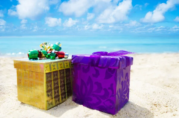 Two gift boxes on the beach - holiday concept — Stock Photo, Image