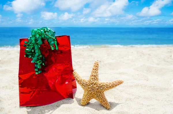 Starfish com saco de presente na praia - conceito de férias — Fotografia de Stock