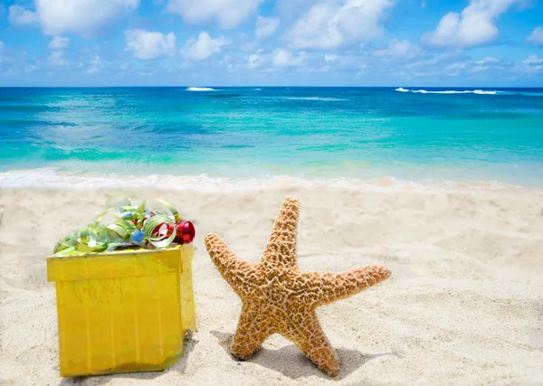 Морская звезда с подарочной коробкой на пляже — стоковое фото