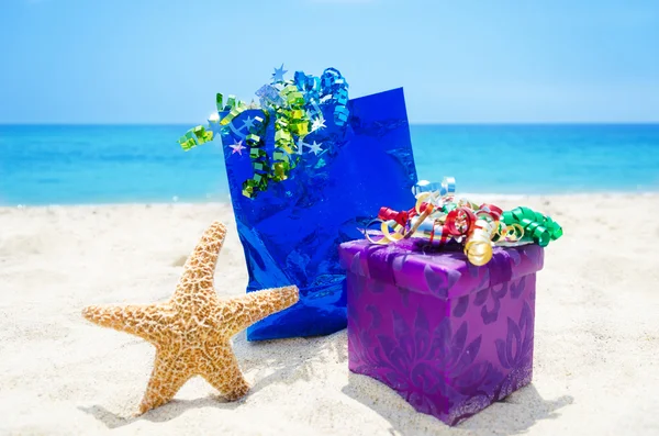Starfish com presentes na praia — Fotografia de Stock
