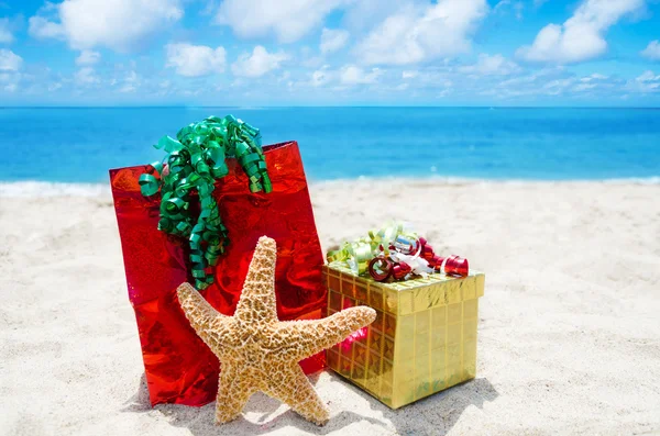 Stella marina con regali - concetto di vacanza — Foto Stock