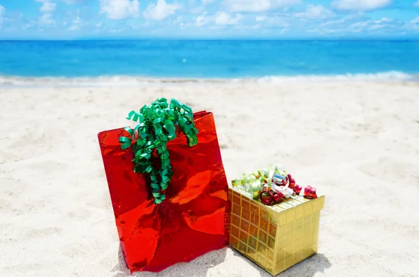 Geschenkbox und Tasche am Strand - Urlaubskonzept — Stockfoto