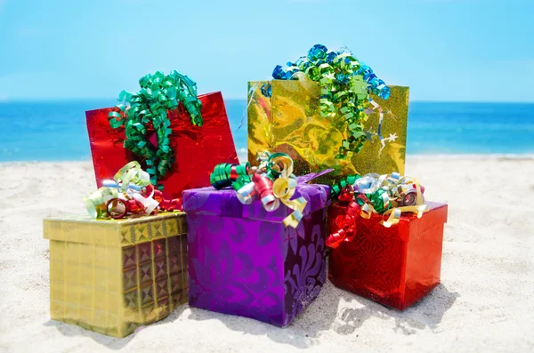 Gift boxes and bags on the beach - holiday concept — Stock Photo, Image