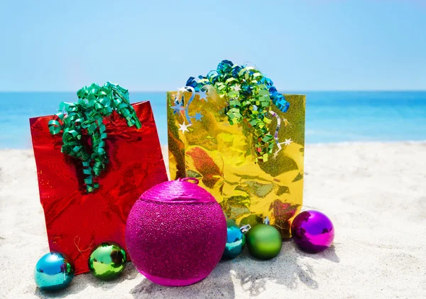 Buste regalo con palline di Natale - concetto di vacanza — Foto Stock