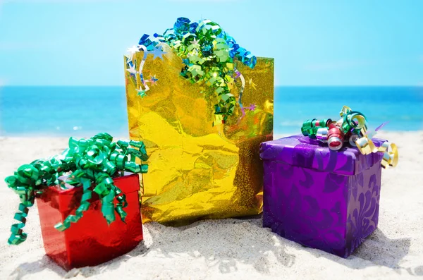 Confezioni regalo e borsa sulla spiaggia - concetto di vacanza — Foto Stock
