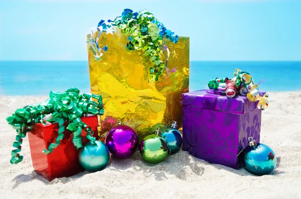 Geschenktüten und Schachteln mit Weihnachtskugeln - Urlaubskonzept — Stockfoto