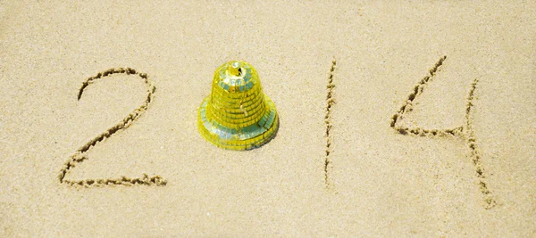 Zahl 2014 am Sandstrand - Urlaubskonzept — Stockfoto