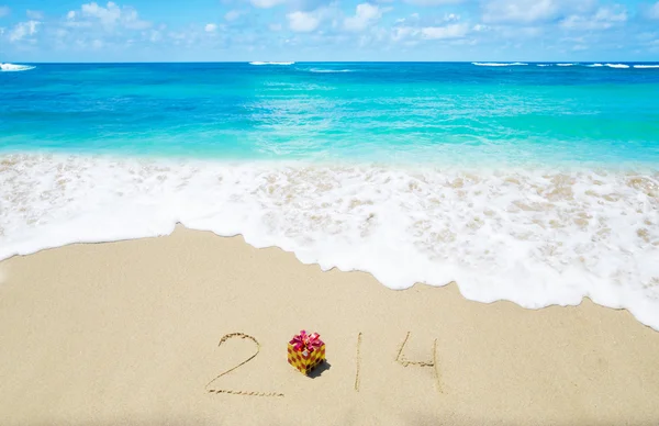 Número 2014 na praia arenosa - conceito de férias — Fotografia de Stock