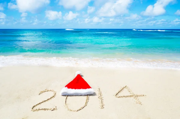 在沙滩上的圣诞帽子数 2014 — 图库照片