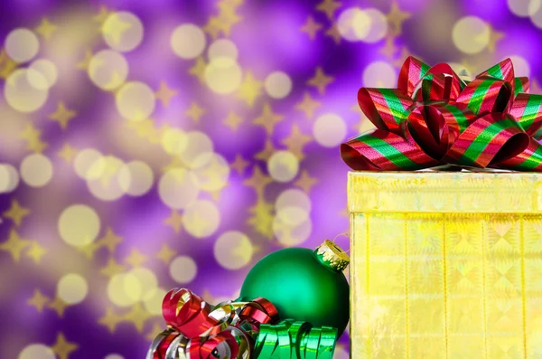 Caixa de presente e bola de Natal - conceito de férias — Fotografia de Stock