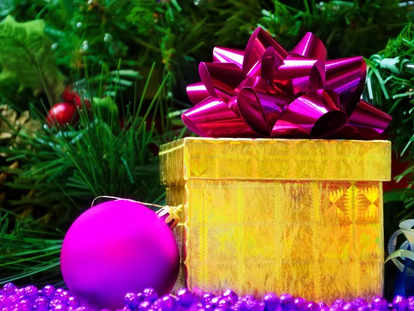 Caja de regalo y bola de Navidad - concepto de vacaciones — Foto de Stock
