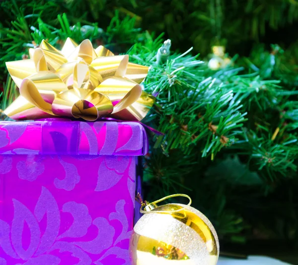 Hediye kutusu ve Noel top - tatil 's kavramı — Stok fotoğraf