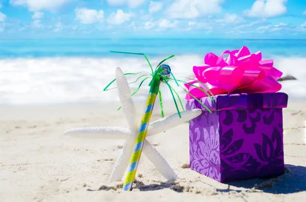 Decorazioni di compleanno sulla spiaggia — Foto Stock