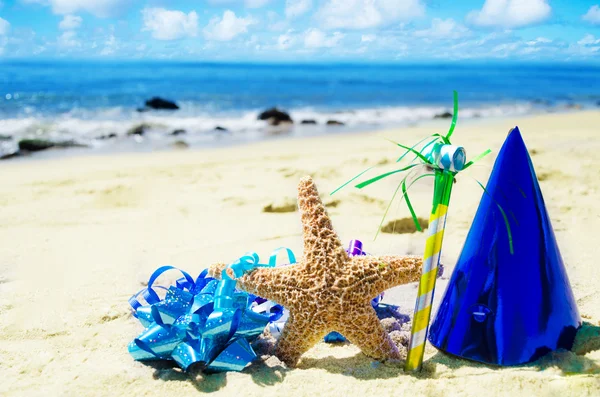 Verjaardagsdecoratie op het strand — Stockfoto