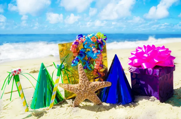 Starfish met verjaardagsdecoratie op het strand — Stockfoto