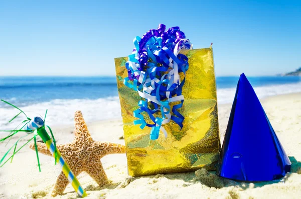 Decorazioni di compleanno sulla spiaggia — Foto Stock