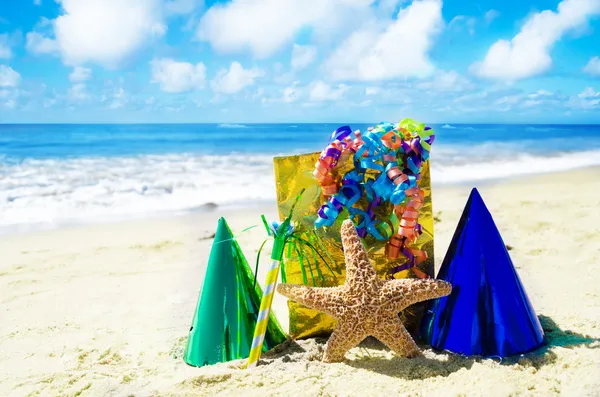 Verjaardagsdecoratie op het strand — Stockfoto