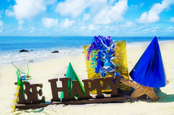 Födelsedag dekorationer på stranden — Stockfoto